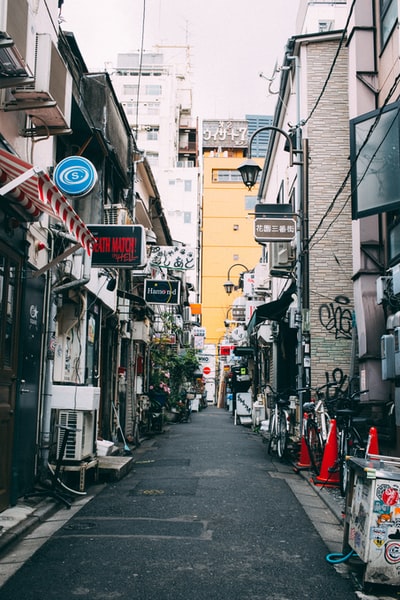 灰色混凝土建筑之间的街道